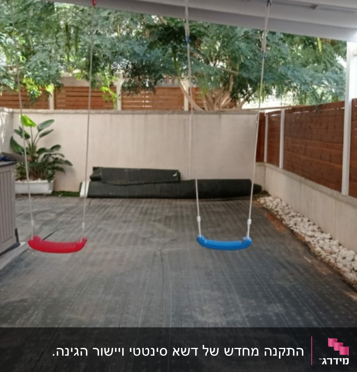 עציצים ירוקים ליד קיר, שקי גינון על הרצפה